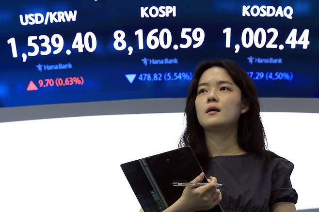 미국 뉴욕증시 '브로드컴 쇼크' 영향과 외국인의 반도체주 위주 차익 실현 매물이 쏟아진 5일 오후 서울 중구 하나은행 딜링룸 전광판에 코스피 등 종가가 표시되고 있다. 2026.6.5 /사진=뉴스1