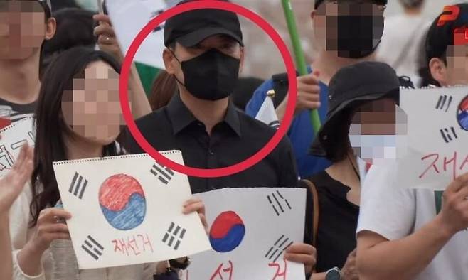 7일 서울 송파구 올림픽공원 핸드볼경기장 앞 ‘개표소 봉쇄 시위’ 현장에 있는 장동혁 국민의힘 대표. 유튜브 펜앤마이크티브이(TV) 갈무리