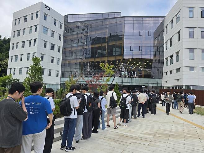 8일 오전 10시께 서울대학교 관악캠퍼스 해동첨단과학관 앞에 젠슨 황 엔비디아 최고경영자를 보기 위해 행사장 입장을 기다리는 학생들이 길게 줄을 서서 기다리고 있다. 남지현 기자