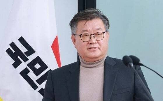 이호선 국민의힘 당무감사위원장이 2025년 12월16일 서울 여의도 국민의힘 중앙당사에서 김종혁 전 최고위원에 대한 당원권 정지 2년 권고 결정을 발표하기 위해 단상으로 향하고 있다. 연합뉴스