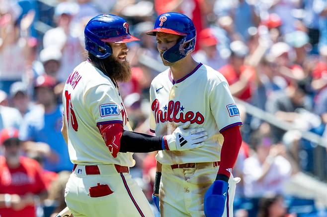 <yonhap photo-0983=""> Philadelphia Phillies' Brandon Marsh, left, congratulates Trea Turner, right, after Turner scored on an RBI double hit by Bryce Harper in the first inning of a baseball game against the Chicago White Sox, Sunday, June 7, 2026, in Philadelphia. (AP Photo/Laurence Kesterson)/2026-06-08 05:19:09/ <저작권자 ⓒ 1980~2026 ㈜연합뉴스. 무단 전재 재배포 금지, AI 학습 및 활용 금지></yonhap>
