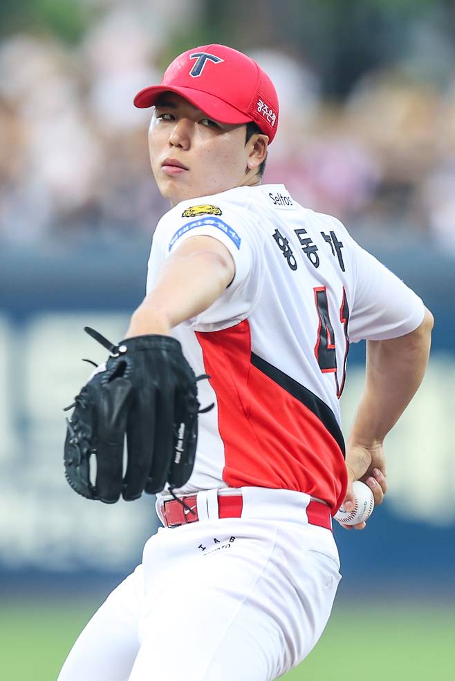 5월 월간 MVP 후보에 올랐던 KIA 오른손 투수 황동하의 투구 모습. KIA 제공
