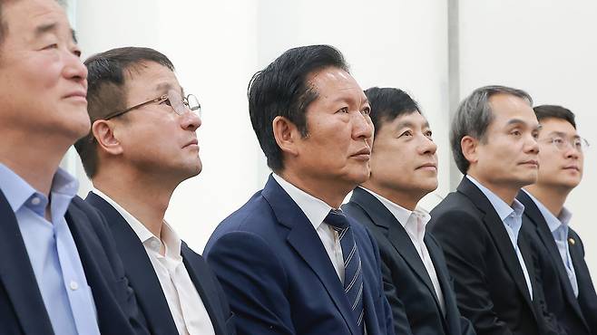 대통령 취임 1주년 기자회견 보는 민주당 지도부