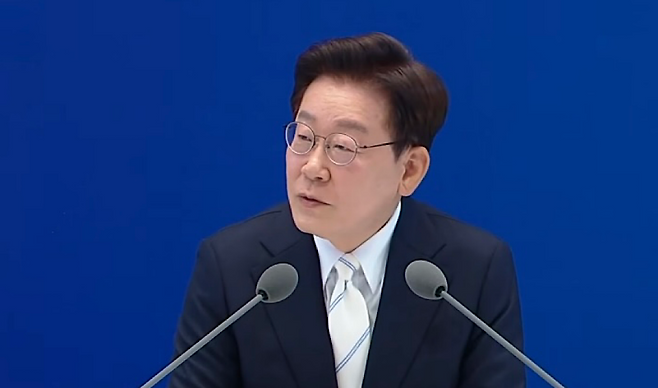 이재명 대통령이 8일 청와대 영빈관에서 열린 취임 1주년 기자회견에서 투표용지 부족 사태와 관련한 입장을 밝히고 있다. (대통령실)