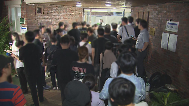 지난 3일 서울 일부 투표소에서 발생한 투표용지 부족 사태로 유권자들이 대기하는 모습