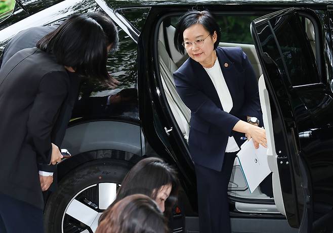 한성숙 국무총리 후보자가 8일 서울 종로구 통의동 금융감독원 연수원에 마련된 인사청문회 준비단 사무실에 도착해 차량에서 내리고 있다.