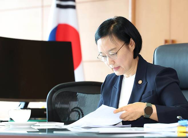 한성숙 국무총리 후보자가 8일 인사청문회 준비사무실에서 자료를 검토하고 있다.