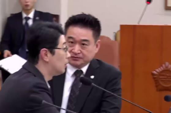 최혁진 무소속 의원이 국회 법제사법위원회 국정감사장에서 옆자리 주진우 국민의힘 의원을 빤히 바라보고 있다. 유튜브 방송화면 캡처