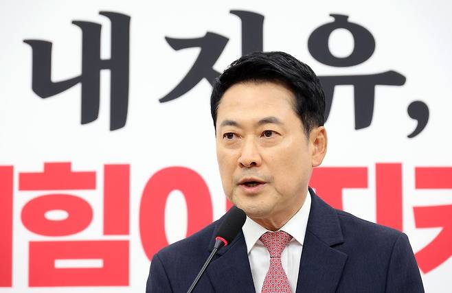 국민의힘 장동혁 대표가 8일 국회에서 이재명 대통령의 취임 1년 기자회견과 관련한 입장을 밝히고 있다. 연합뉴스