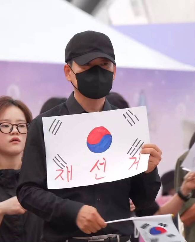 장동혁 대표가 지난 주말 열린 서울 송파구 잠실 올림픽공원 시위에 참석해 태극기를 흔들고 있다. 스레드 캡쳐