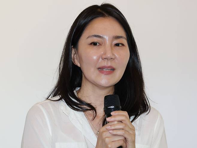 홍정현 아름지기 이사장이 8일 서울 통의동 아름지기에서 열린 '장인의 손과 도구를 만나다' 전시 간담회에서 환영사를 하고 있다. 연합뉴스