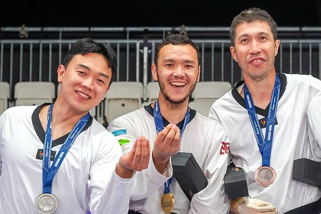 ▲ 한국 파라 태권도 국가대표팀 주정훈(왼쪽)이 5일(한국 시간) 이탈리아 로마에서 열린 2026 월드 파라 태권도 그랑프리 K44 남자 -80㎏급에서 은메달을 차지한 뒤 기뻐하고 있다. 세계태권도연맹 페이스북 캡처