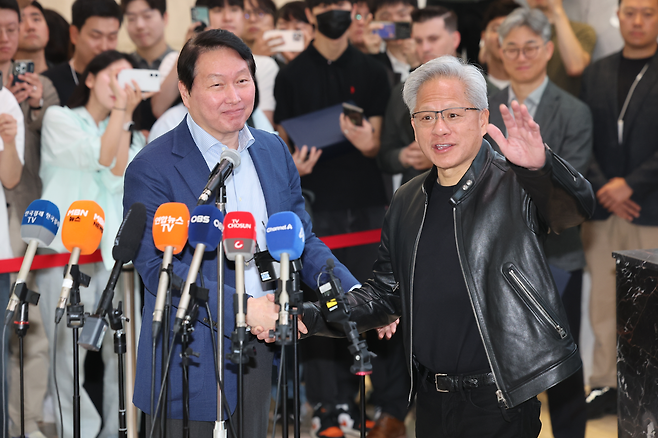 젠슨 황 엔비디아 최고경영자(CEO)가 8일 서울 종로구 SK서린빌딩에서 최태원 SK그룹 회장과 만나 브리핑을 한 뒤 악수하고 있다. 연합뉴스
