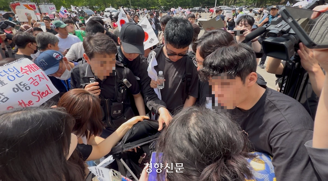 8일 서울 송파구 올림픽공원 핸드볼경기장에서 시위 참여자 일부가 여자 핸드볼 주니어 대표팀의 소지품을 검사하고 있다. 하주언 기자