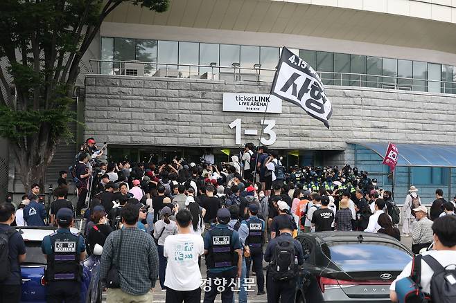 투표용지 부족 사태가 발생한 서울 송파구 잠실7동 제2투표소에서 올림픽공원 핸드볼경기장으로 투표함이 이송돼 개표가 시작된 5일 시위대와 경찰이 대치하고 있다. 권도현 기자