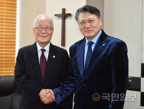 웨이크 설립자인 박조준(왼쪽) 원로목사와 임우성 웨이크 사무총장. 국민일보DB