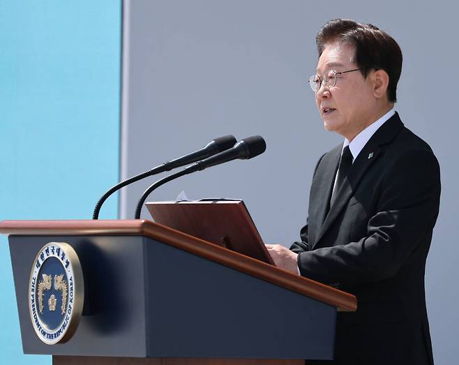 이재명 대통령이 6일 서울 동작구 국립서울현충원에서 열린 제71회 현충일 추념식에서 추념사를 하고 있다. 연합뉴스