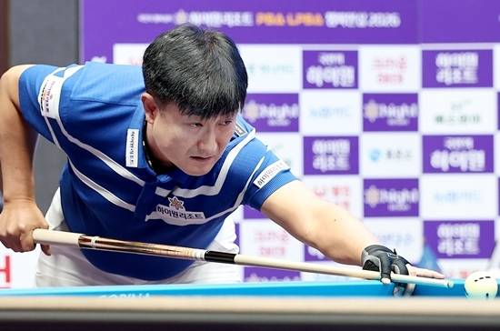 이충복이 8일 열린 하이원리조트PBA챔피언십 32강전에서 최성원에게 세트스코어 0:2로 끌려가다 3:2 대역전승을 거두고 16강에 진출했다. (사진=PBA)