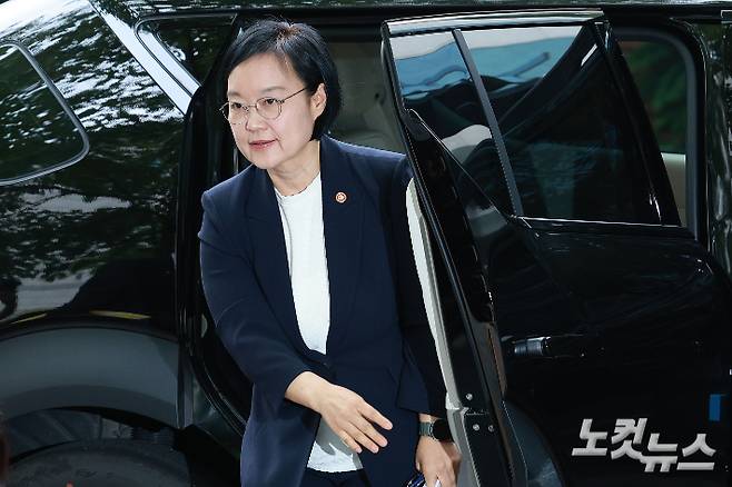한성숙 국무총리 후보자가 8일 서울 종로구 통의동 금융감독원 연수원에 마련된 인사청문회 준비 사무실로 출근하고 있다. 류영주 기자