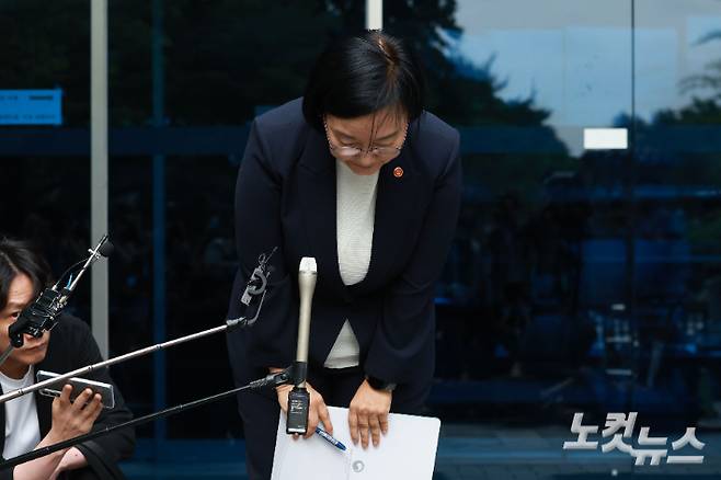 한성숙 국무총리 후보자가 8일 서울 종로구 통의동 금융감독원 연수원에 마련된 인사청문회 준비 사무실로 출근하며 지명 소감을 밝히고 있다. 류영주 기자