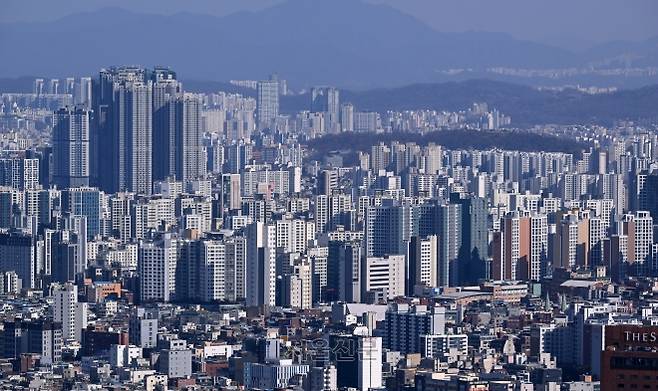 주택 보유세(재산세·종합부동산세)의 과세 기준일인 6월 1일이 지나면서 올해 종부세가 얼마나 나올지 관심이 커지고 있다. 사진은 서울 남산에서 바라본 서울 시내 모습. 서울신문DB