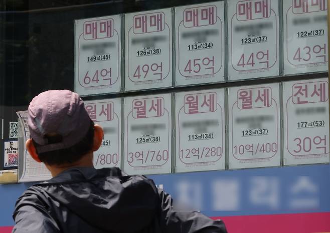 서울 아파트 시장이 매매와 전세, 월세 모두 높은 상승률을 보이는 ‘트리플 강세’ 국면으로 접어들 조짐을 보이고 있다. 사진은 지난달 서울 강남구 부동산 중개업소에 붙은 매매·전세·월세 매물 안내문. 연합뉴스