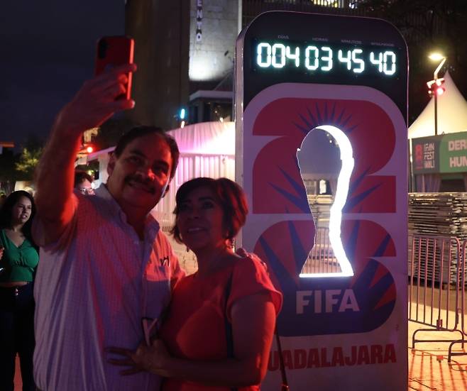 ´Ù°¡¿À´Â ºÏÁ߹̿ùµåÄÅ - 6ÀÏ(ÇöÁö½Ã°£) 2026 ºÏÁß¹Ì ¿ùµåÄÅ Á¶º° ¿¹¼± °æ±â°¡ ÆîÃÄÁö´Â ¸ß½ÃÄÚ °ú´Þ¶óÇ϶óÀÇ °ú´Þ¶óÇ϶ó´ë¼º´ç ¾Õ ±¤Àå¿¡ ¼³Ä¡µÈ ¿ùµåÄÅ Á¶Çü¹°¿¡ °³¸·±îÁö ³²Àº ½Ã°£ÀÌ Ç¥½ÃµÇ°í ÀÖ´Ù. 2026.6.7 ¿¬ÇÕ´º½º