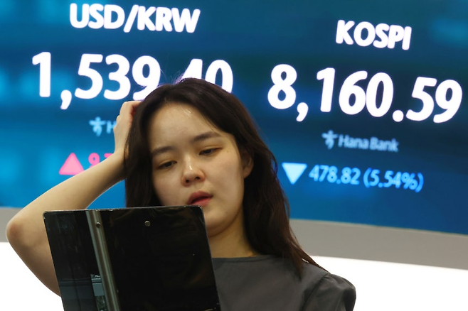 5일 서울 중구 하나은행 딜링룸 현황판 표시된 원·달러 환율. 연합뉴스