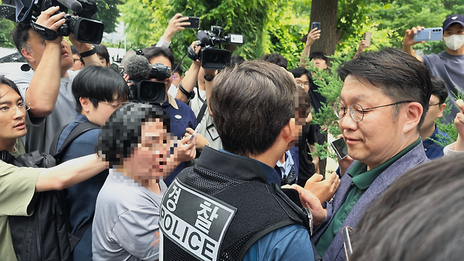 4일 정오 경까지 투표함 봉쇄가 이어지고 있는 송파구 잠실우성아파트 노인정 내부에 서울시선거관리위원회 관계자가 진입한 뒤 현장을 떠나는 과정에서 일부 시위대가 차량 이동을 막아서며 실랑이가 벌어지고 있다. 황동건 기자