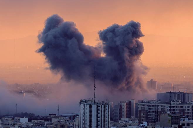 지난 3월3일 이란의 수도 테헤란에서 공습 이후 연기가 치솟고 있다. ⓒAFP 연합