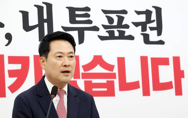 장동혁 국민의힘 대표가 8일 국회에서 이재명 대통령의 취임 1년 기자회견과 관련한 입장을 밝히고 있다. ⓒ연합뉴스