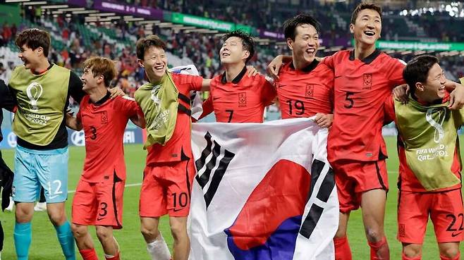 ▲ 이제 손흥민(사진 왼쪽에서 넷째)은 커리어 4번째 월드컵을 바라본다. ESPN에 따르면 "전성기 정점은 지났을지 몰라도 여전히 한국 축구에서 가장 영향력 있는 선수"다. 김민재와 이강인, 황인범, 이재성 등 1~4선에 걸쳐 든든한 동료들도 곁에 있다. 매체는 "(태극전사는) 선수층은 다소 얇을지 모르나 유럽에서 활약하는 베테랑을 다수 보유해 베스트 11만큼은 여전히 막강한 팀"이라며 홍명보호의 조별리그 통과 가능성을 높이 점쳤다. ⓒ ESPN