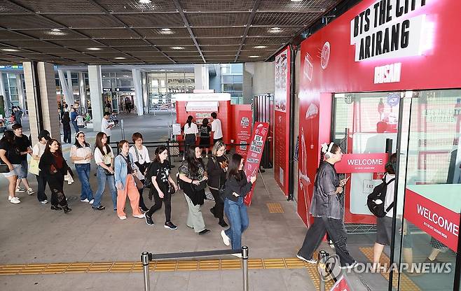 부산역, BTS 팬 맞이 축제 공간 오픈 (부산=연합뉴스) 강선배 기자 = 5일 부산 동구 부산역 부산유라시아플랫폼에 'BTS THE CITY 아리랑 부산 웰컴센터-체크인-부산'이 문을 열어 관광객들이 입장하고 있다. 웰컴 센터는 BTS 공연을 계기로 부산을 찾는 국내외 관광객들에게 편의 서비스를 제공하고 부산 관광을 연계하기 위한 체험형 관광거점 공간이다. 2026.6.5 sbkang@yna.co.kr