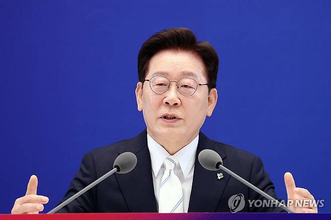 발언하는 이재명 대통령 (서울=연합뉴스) 김도훈 기자 = 이재명 대통령이 8일 청와대 영빈관에서 열린 취임 1주년 기자회견에서 발언하고 있다. 2026.6.8 superdoo82@yna.co.kr