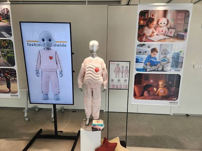 육아 돌봄 로봇을 위한 맞춤형 의상 (서울=연합뉴스) 이상서 기자 = 한세실업은 8일 서울 강남구 삼성동 섬유센터에서 미래의 휴머노이드 로봇을 위한 각종 의류를 공개했다. 2026.06.08. shlamazel@yna.co.kr (끝)