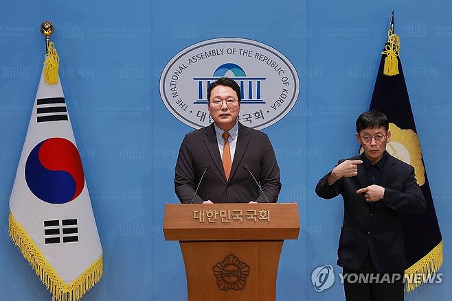 투표용지 부족 사태 관련 기자회견하는 개혁신당 천하람 원내대표 (서울=연합뉴스) 신현우 기자 = 개혁신당 천하람 원내대표가 8일 국회 소통관에서 6·3 지방선거 투표용지 부족 사태와 관련해 강동완 중앙선거관리위원회 사무차장으로부터 보고 받은 내용을 설명하며 '선별적 재선거' 실시를 촉구하고 있다. 2026.6.8 nowwego@yna.co.kr