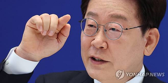 이재명 대통령, 취임 1주년 발언 (서울=연합뉴스) 김도훈 기자 = 이재명 대통령이 8일 청와대 영빈관에서 열린 취임 1주년 기자회견에서 발언하고 있다. 2026.6.8 superdoo82@yna.co.kr