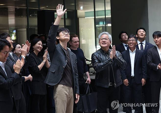 인사하는 젠슨 황과 이해진 (성남=연합뉴스) 홍기원 기자 = 젠슨 황 엔비디아 최고경영자(CEO)가 8일 경기도 성남시 네이버 1784 사옥을 방문해 이해진 네이버 의장과 함께 방문객들에게 인사하고 있다. 2026.6.8 xanadu@yna.co.kr