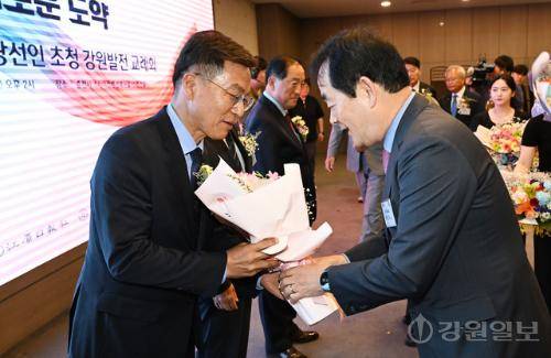 ◇8일 춘천 스카이컨벤션에서 열린 ‘6·3 지방선거 당선인 초청 강원발전 교례회’에서 박진오 강원일보사장이 김중남 강릉시장당선인을 비롯한 영동권 기초단체장 당선인들에게 축하 꽃다발을 전달 하고 있다. 박승선기자