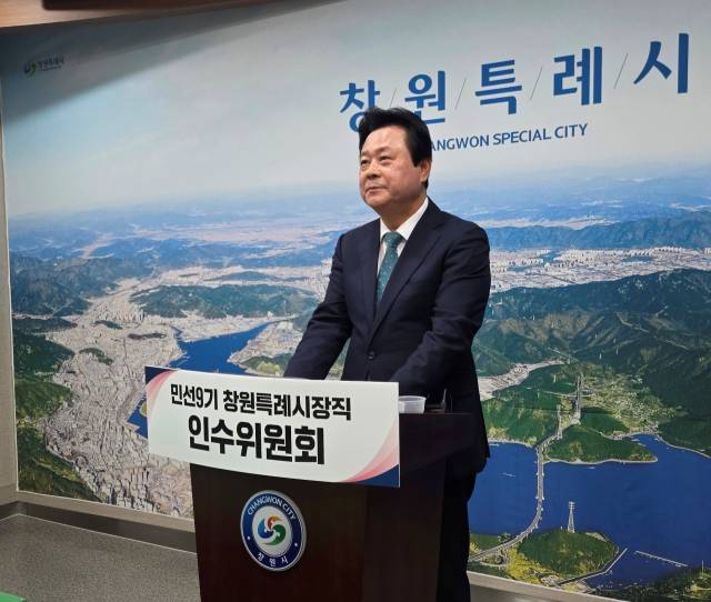 강기윤 창원시장 당선인이 9일 오전 창원시청 프레스센터에서 인수위원회 구성을 마치고 기자들을 만나 질의응답을 하고 있다. 강대한 기자