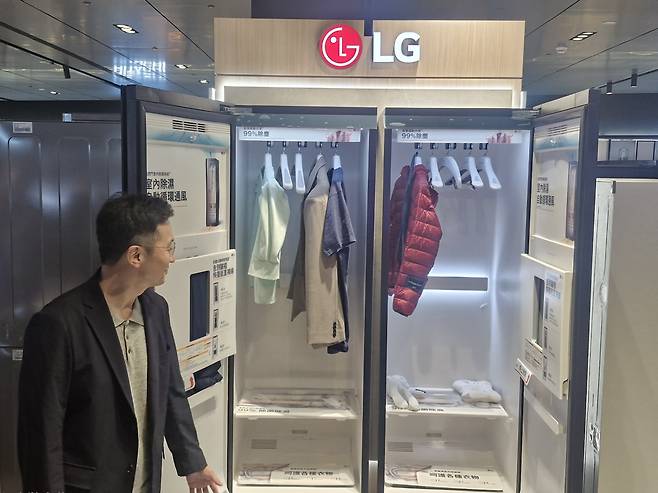 김건일 LG전자 대만법인장이 최근 대만 타이베이에서 열린 기자간담회에서 5벌식 스타일러를 소개하고 있다. 대만에서 판매되는 스타일러의 약 82%는 5벌식 제품이다. 타이베이(대만)=손희정 기자 sonhj1220@