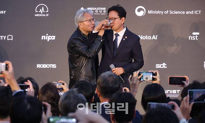 젠슨 황 엔비디아 최고경영자(CEO)가 8일 서울 중구 신라호텔에서 열린 '엔비디아 코리아 AI 에코시스템 리셉션'에서 배경훈 부총리 겸 과학기술정보통신부 장관과 러브샷을 하고 있다. (사진=방인권 기자)