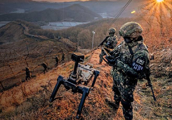 육군 5사단 장병들이 시범운용 중인 다족보행로봇과 함께 철책 이상 유뮤를 점검하고 있다. (사진=육군)