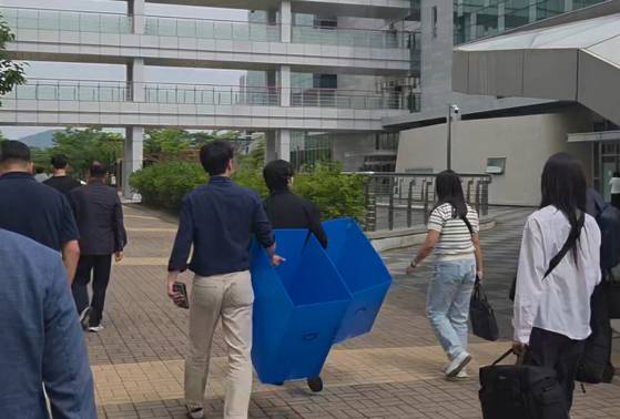 경남경찰청에서 9일 압수수색을 위해 경남도청으로 향하고 있다.