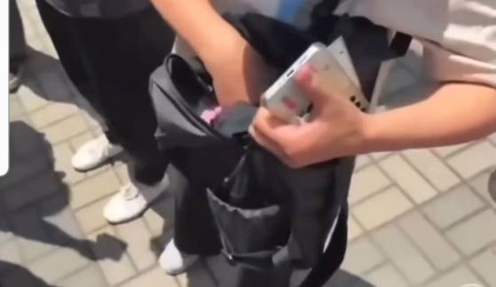 SNS에 올라온 중년여성 사적 검문·검색 영상 갈무리