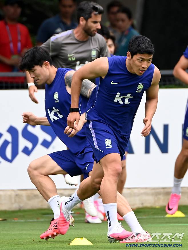 8일(한국시각) 멕시코 과달라하라 인근 사포판 월드컵대표팀 베이스캠프 훈련장 치바스 베르데 바예에서 진행된 대한민국 월드컵 대표팀의 공식 훈련, 황희찬과 김민재가 질주하고 있다. 사포판(멕시코)=허상욱 기자wook@sportschosun.com/2026.06.08/