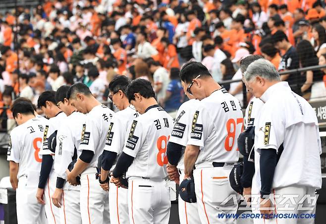 9일 대전 한화생명볼파크에서 열린 한화와 KIA의 경기. 한화에어로스페이스 참사 추모 묵념하는 한화 선수들. 대전=송정헌 기자songs@sportschosun.com/2026.06.09/