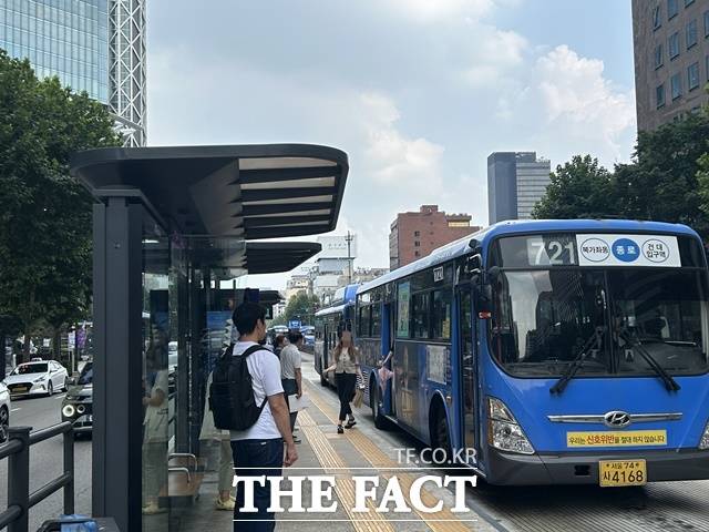 대중교통 이용자의 교통비 부담을 낮추기 위해 도입한 '반값 모두의카드' 이용객이 500만명을 돌파했다. /더팩트DB