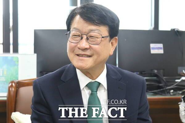 오석진 대전시교육감 당선인이 8일 대전동부교육지원청 내에 마련된 당선인 사무실에서 <더팩트>와 인터뷰를 진행하고 있다. /정예준 기자