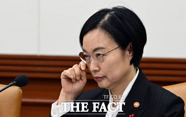 하정우 전 AI미래기획수석의 업스테이지 활동 승인 의혹과 성남FC 후원금 논란, 직장 내 괴롭힘 사건 등이 재조명되면서 한성숙 총리 후보자를 둘러싼 정치적 리스크가 커지고 있다는 평가가 나온다. /임영무 기자